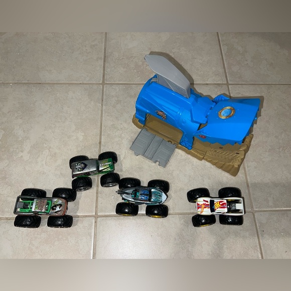 Hot Wheels Monster Jam Truck Pit & Launch Playset Cars shark grave digger - Picture 4 of 7